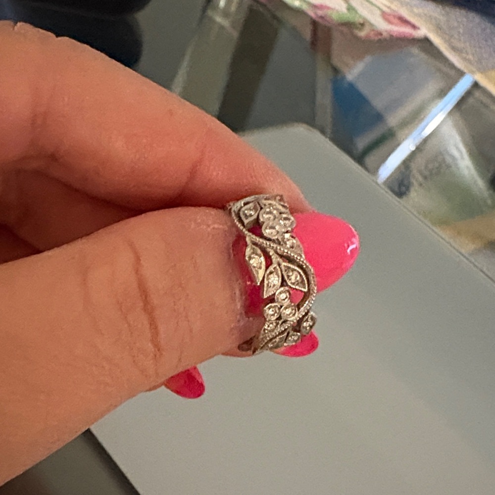 Elegant platinum  Floral Ring, size 7

9g platinum and diamonds. - Picture 5 of 6